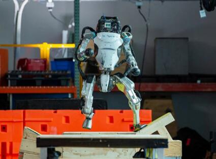 从蹒跚学步到学会跑酷，盘点Atlas机器人六年的进化之路